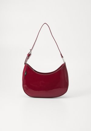 Burgundin värinen patenttinaahkalaukku, kaareva muoto yhdellä säädettävällä hihnalla, jossa on vetoketjukiinnitys ja sileä, kiiltävä pinta.