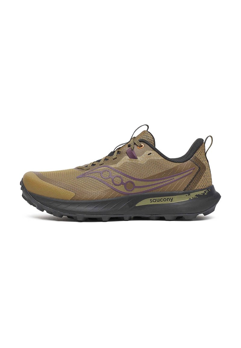 Trailrunning schoenen in bruin en paarse tinten, met een gestructureerde mesh bovenkant, een gevoerde kraag en een robuuste zwarte buitenzool met noppen.