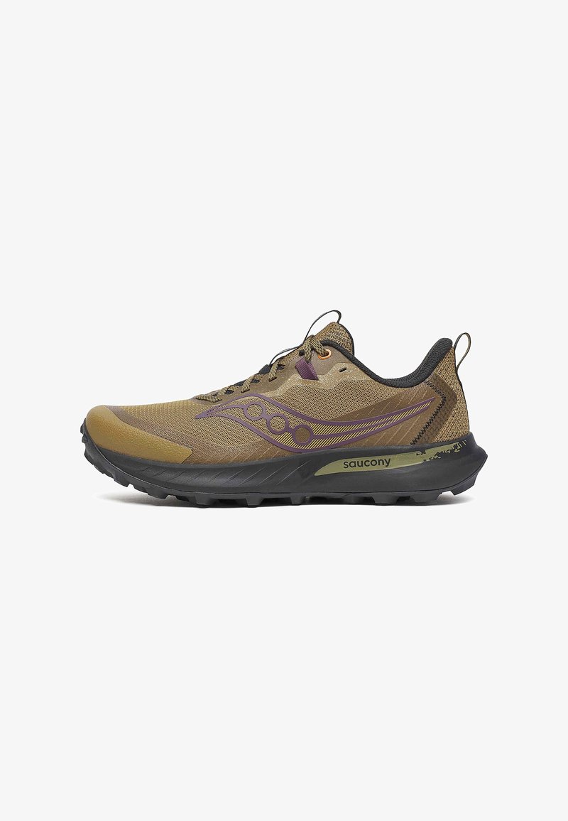Trailrunning schoenen in bruin en paarse tinten, met een gestructureerde mesh bovenkant, een gevoerde kraag en een robuuste zwarte buitenzool met noppen.