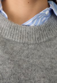 Stradivarius Sweter