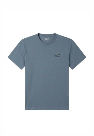 Camiseta de manga corta y cuello redondo en azul grisáceo con un pequeño logotipo "EA7" impreso en el lado izquierdo del pecho.