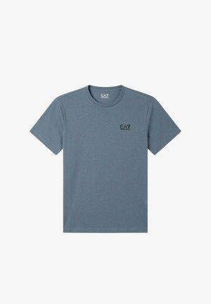 Camiseta de manga corta y cuello redondo en azul grisáceo con un pequeño logotipo "EA7" impreso en el lado izquierdo del pecho.