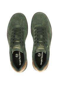 Adidași din suede verde cu un design clasic, superior texturat, închidere cu șireturi și accente de piele maro pe călcâi.