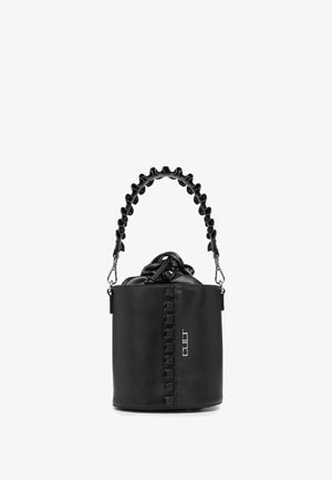 Borsa a secchiello in pelle nera con design testurizzato, parte superiore arricciata e un manico unico a volant. Caratterizzata da accessori in metallo argentato e dettagli con logo.