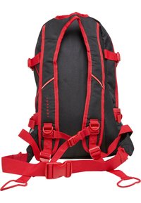 Juodas kuprinė su raudonomis petnešomis ir akcentais, su reguliuojamais sagtimis ir tinklo paneliu, užtikrinančiu kvėpavimą. Paprastas ergonomiškas dizainas.