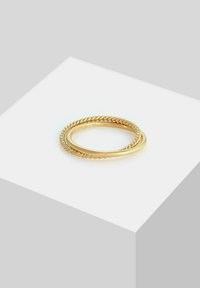 Prsten zlatne boje s dizajnom uvijene užadi i glatkim rubovima, s poliranim završetkom. Označen s "825" iznutra.