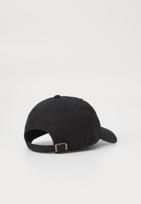 Sort bomulds-baseballcap med buet skygge, justerbar strop bagpå og en metalspænde detalje. Ingen synlige mønstre eller logoer.