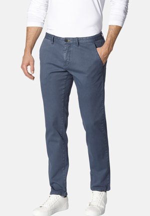 Men's blue chino pants in a slim fit, made of lightweight fabric with side pockets, featuring a button closure and subtle texture.