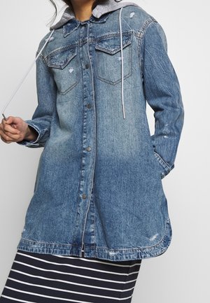 Denim jack met een grijze capuchon, knoopsluiting aan de voorkant, twee borstzakken en verouderde details. Lange mouwen en een afgeronde zoom met contrasterende stiksels.