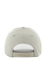 Gorra de béisbol gris claro con una textura de tela suave, visera curva y correa ajustable en la parte trasera con múltiples agujeros de ajuste.
