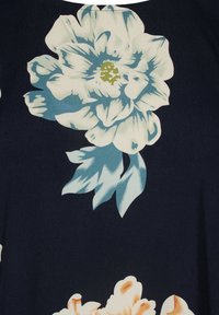 Marinefarbener Stoff mit großen hellblauen und beigen Blumenmustern. Strukturierte Optik mit weichen Blütenblättern und grünen Akzenten in den Blütenmitten.