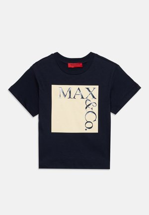 T-shirt bleu marine à manches courtes avec un carré beige sur le devant comportant un texte argenté brillant "MAX & Co." et un col rond.