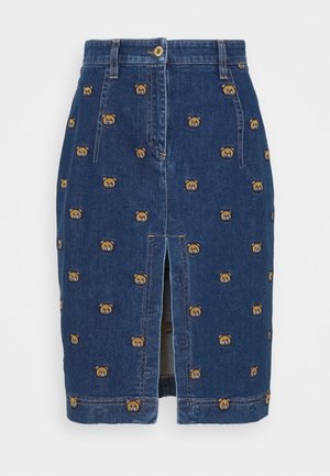 Mørkeblå denimnederdel med en frontslids, bæltestropper og et mønster af små broderede bamseansigter jævnt fordelt.