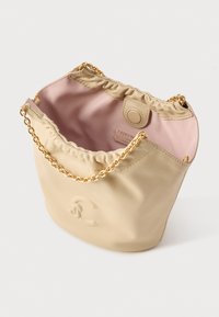 Τσάντα ώμου από μπεζ δέρμα με μαζεμένο πάνω μέρος, χρυσή αλυσίδα για λουρί, απαλό ροζ εσωτερικό και μαγνητικό κούμπωμα, με ετικέτα μάρκας στο εσωτερικό.
