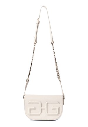 Borsa a tracolla in pelle beige con una texture liscia, dotata di una tracolla a catena intrecciata e un design impresso sulla parte anteriore.
