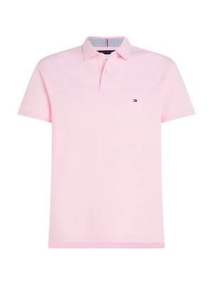Lyserød polo shirt med korte ærmer, knaplukket krave og et lille logo på venstre bryst. Har et stribet mønster indeni kraven.