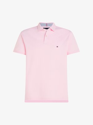 Kergelt roosa polo-särk lühikeste varrukatega, nupuga krae ja väike logo vasakul rinnal. Krae siseküljel on triibuline mustr.