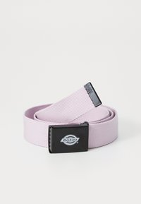 Lila Leinengürtel mit einer schwarzen Metallschnalle mit gezahnten Kanten und einem Logo. Der Stoff ist strukturiert und gewebt für Langlebigkeit.