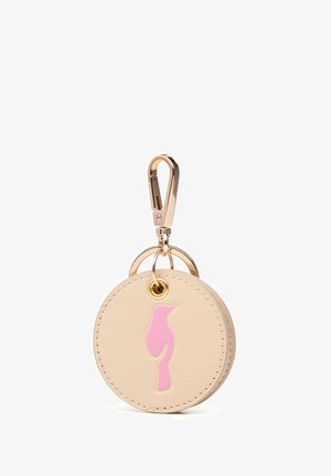 Okrągła beżowa skórzana zawieszka na klucze z złotym klipsem, ozdobiona różowym konturem ptaka i złotymi pierścieniami. Gładka tekstura z kontrastującymi kolorami.