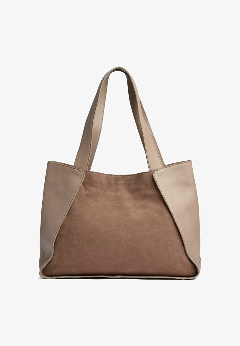 Sac à bandoulière en daim marron et cuir beige avec des bretelles larges et une forme rectangulaire douce et structurée sur un fond blanc.