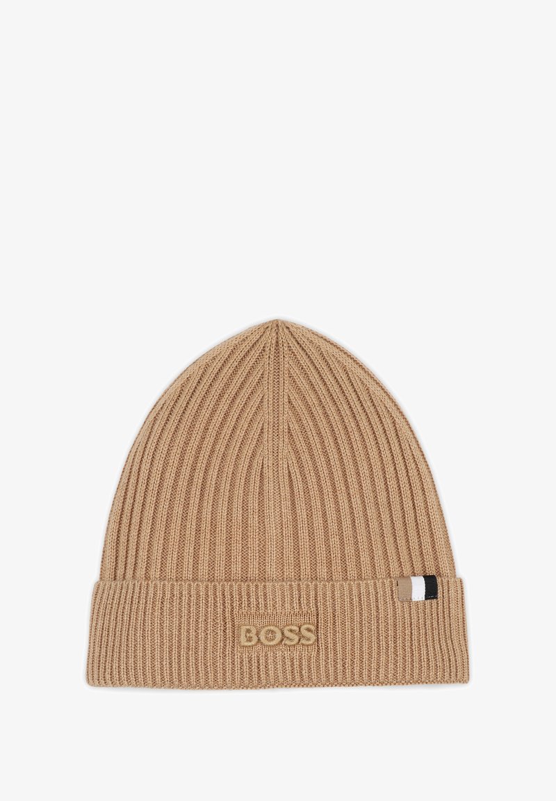 Beżowa dzianinowa czapka beanie z prążkowaną teksturą, złożonym mankietem i wyszywanym logo "BOSS". Posiada wielokolorowy paskowany akcent z boku.