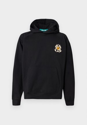 Svart hettegenser laget av mykt stoff, med en frontlomme og et grafisk emblem med flamme-lignende detaljer og et hundedesign på brystet.