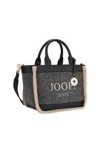 Grå tofsväska med svarta läderhandtag, beige shearlingdetaljer, avtagbar axelrem och "JOOP! JEANS"-logotyp på framsidan.