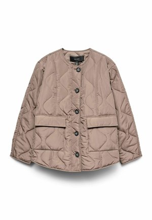 Veste beige matelassée en matériau doux, avec un col rond, des boutons noirs et deux poches avant. Texture douce et design moderne.