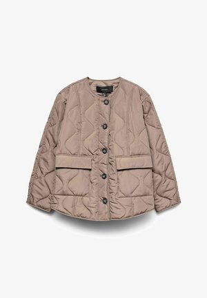 Veste beige matelassée en matériau doux, avec un col rond, des boutons noirs et deux poches avant. Texture douce et design moderne.