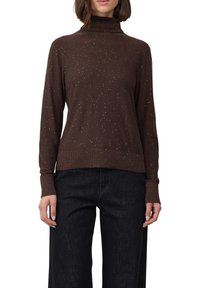 Pullover marrone con collo alto, caratterizzato da macchie di colore chiaro sparso, realizzato in un morbido materiale a maglia.