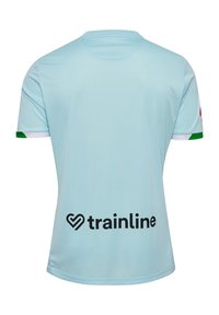 Jersey atlético de color azul claro con mangas cortas, acentos en blanco y verde en los puños, y un logo negro de "trainline" en la parte posterior.