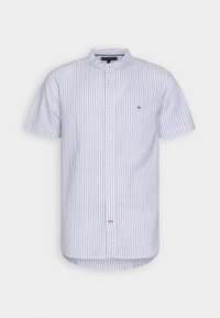 Camisa de manga corta con botones, a rayas azules y blancas, diseño con cuello, con un pequeño logotipo en el pecho y dobladillo redondeado.