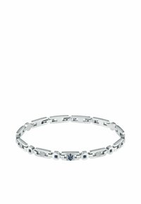 Metalen armband met in elkaar grijpende rechthoekige schakels, gepolijste zilveren afwerking, met een blauwe accentsteen en een logo-opdruk in het midden.