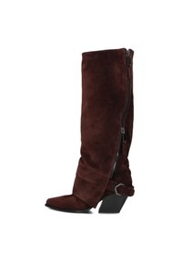 Bruine suede kniehoge laars met een spitse neus, een zijrits en een verstelbare gespsluiting bij de enkel. Ontwerp met blokhak.