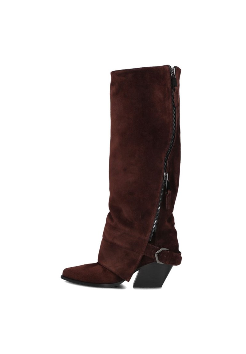 Bruine suede kniehoge laars met een spitse neus, een zijrits en een verstelbare gespsluiting bij de enkel. Ontwerp met blokhak.