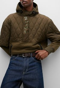 Kijelölve, dark brown two