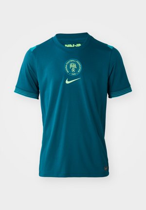 Maillot de sport teal à manches courtes, avec un col rond, un tissu texturé, et un emblème circulaire de la Fédération Nigériane de Football.