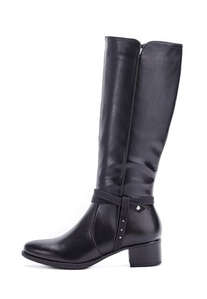 Sort knæhøj støvle lavet af glat læder, med en lille hæl, spænde accenter og en sidelukning for nem påtagelse.