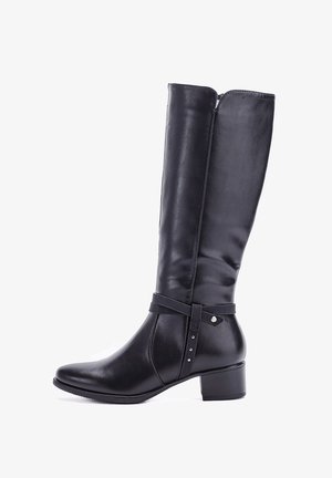 Sort knæhøj støvle lavet af glat læder, med en lille hæl, spænde accenter og en sidelukning for nem påtagelse.