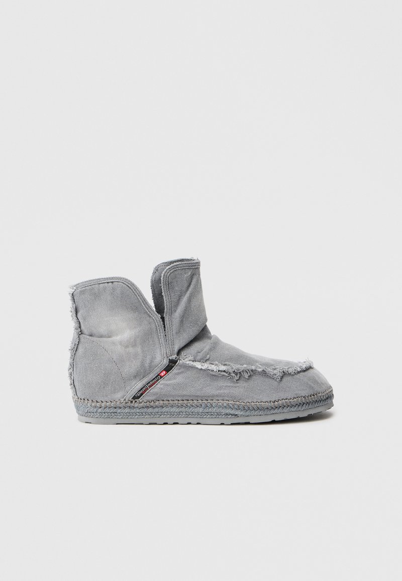 Stivaletti alla caviglia in tessuto grigio con una texture pelosa, dotati di zip laterale, bordi sfrangiati e una suola intrecciata. Senza pattern o ulteriori dettagli.