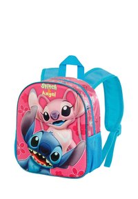 Mochila infantil con un diseño rosa y detalles en azul, que presenta a los personajes Stitch y Angel, con patrones florales y un cierre de cremallera.