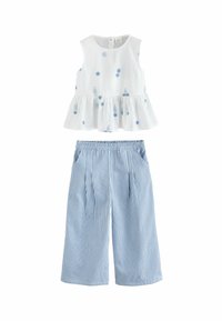 Weißes ärmelloses Top mit blauer floralem Stickerei, kombiniert mit blau-weiß gestreiften Culottes mit elastischem Bund und Falten.