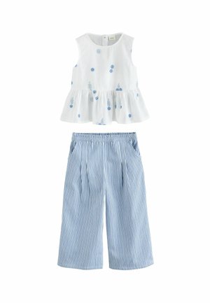 Vit ärmlös topp med blå blommig brodyr, som matchas med blårandiga culotter i vitt, med elastisk midja och markerade veck.
