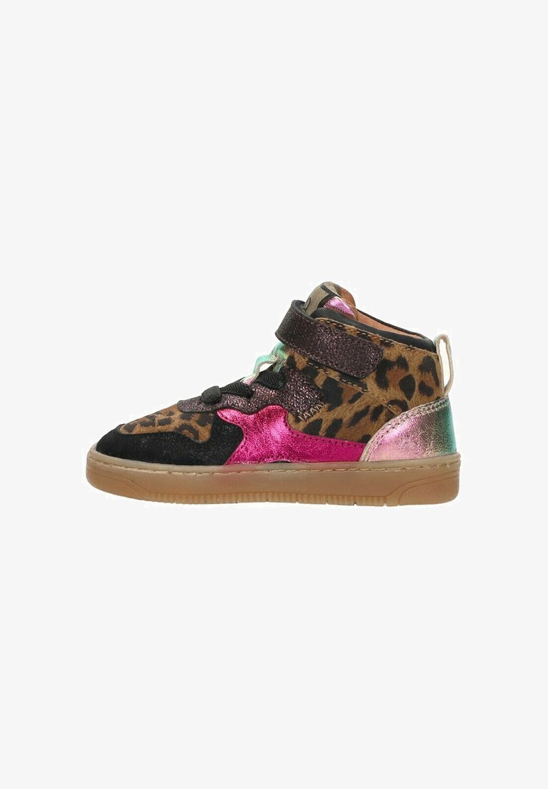 High-Top Sneaker mit Leopardenmuster, glitzerndem dunklen Riemen, metallischen rosa und grünen Akzenten, schwarzem Zehenbereich und Gummisohle.