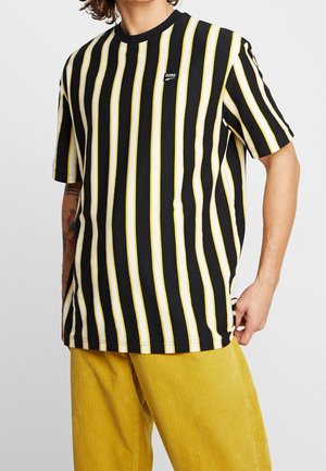 Černé a žluté pruhované tričko s krátkým rukávem, kulatým výstřihem, z bavlněného materiálu, s malým logem blízko hrudníku.