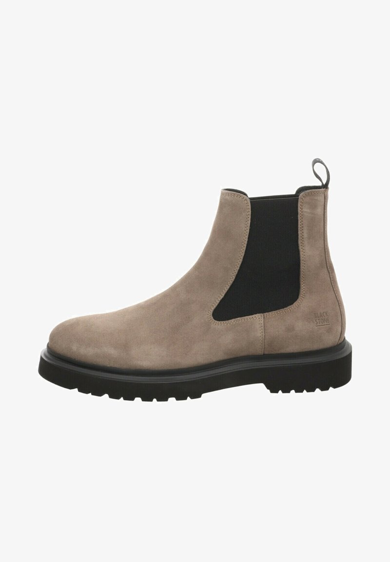 Botte Chelsea en daim taupe avec panneaux latéraux élastiques noirs, semelle épaisse noire, languette de traction au talon et logo "Black Stone" sur le côté extérieur.