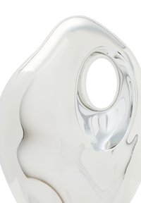 Abstrakcyjny ceramiczny obiekt o gładkim, błyszczącym metalicznym wykończeniu. Posiada owalne otwarcie i zaokrąglony, organiczny kształt.