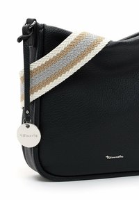 Borsa a tracolla nera in pelle con finitura testurizzata, dotata di una tracolla intrecciata nei toni beige, grigio e bianco, e di un logo pendente argentato.