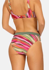 Wielokolorowy bikini w kwiatowy wzór. Górna część ma regulowane ramiączka; dolna część ma szeroki zielony pas w talii oraz faliste wzory.