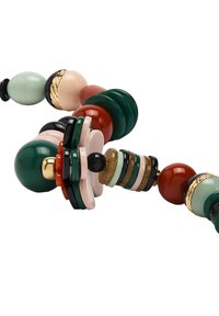 Kolorowy naszyjnik z koralików z okrągłymi i dyskowymi koralikami w kolorach zielonym, czerwonym, czarnym, różowym i miętowym, z metalicznymi akcentami i różnorodnymi fakturami.